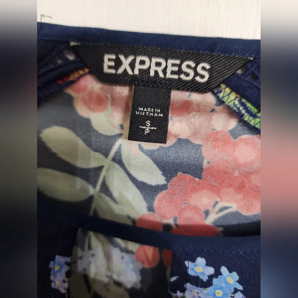 👸👕 #022 Express 3/4 sleeved printed top in size Small - Picture 4 of 12